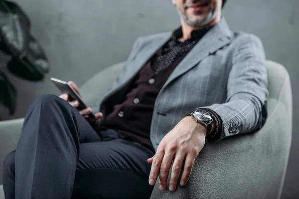 Hombre de negocios usando smartphone - foto de stock