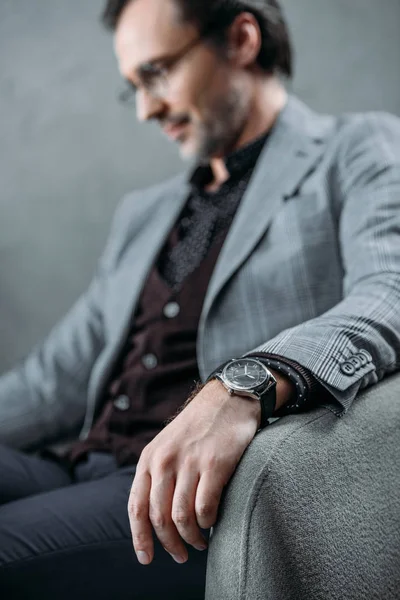 Elegante uomo d'affari con orologio da polso — Foto stock