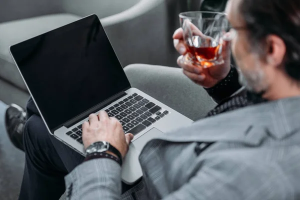 Geschäftsmann mit Laptop — Stockfoto