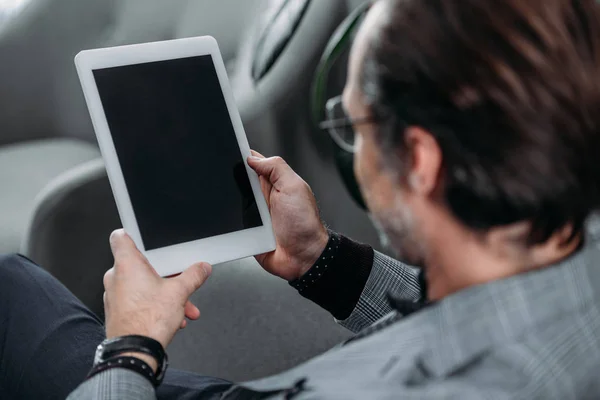 Uomo d'affari che utilizza tablet digitale — Foto stock