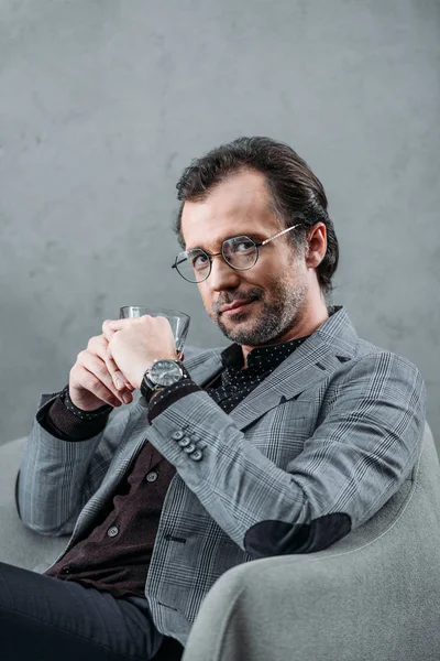 Businessman drinking whiskey — Stock Photo