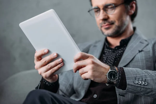 Uomo d'affari che utilizza tablet digitale — Foto stock