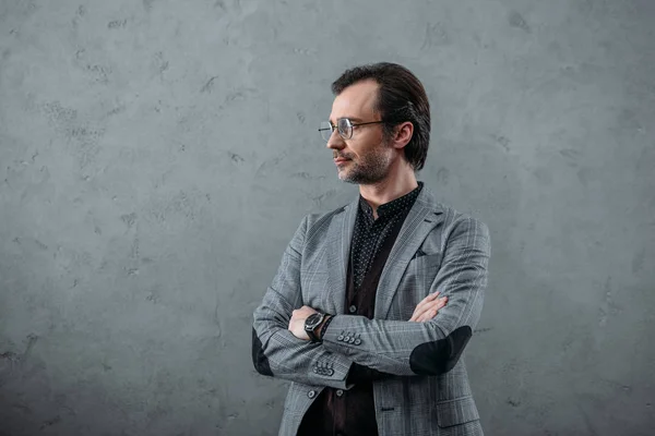 Homem de negócios elegante com relógio de pulso — Fotografia de Stock