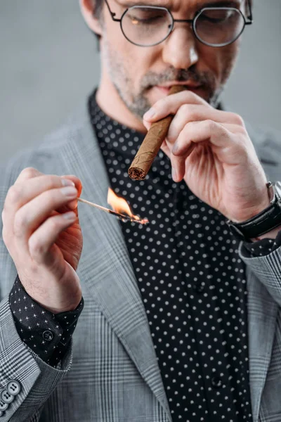 Uomo d'affari fumare sigaro — Foto stock