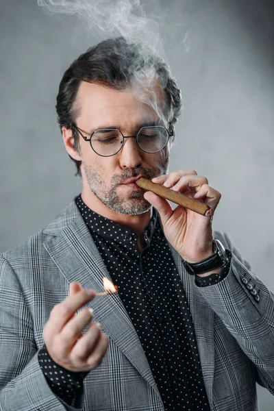 Homme d'affaires fumant cigare — Photo de stock