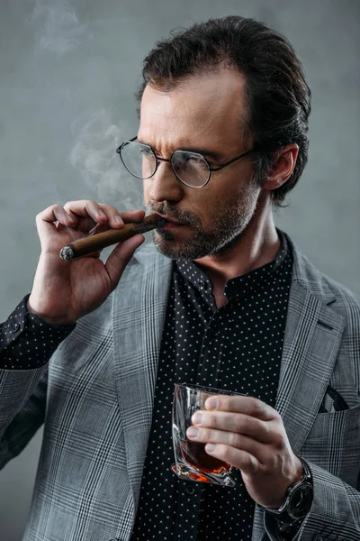 Homme d'affaires fumant cigare — Photo de stock