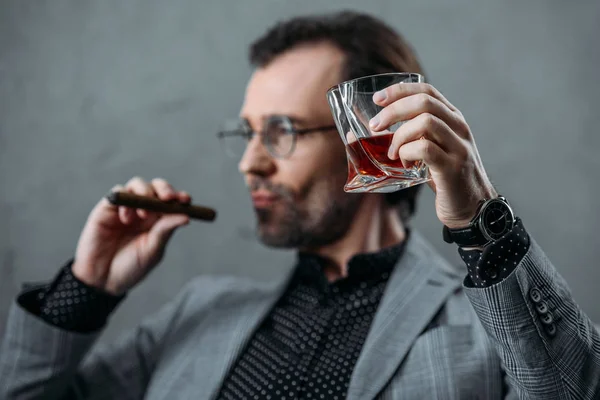 Бизнесмен пьет виски — стоковое фото