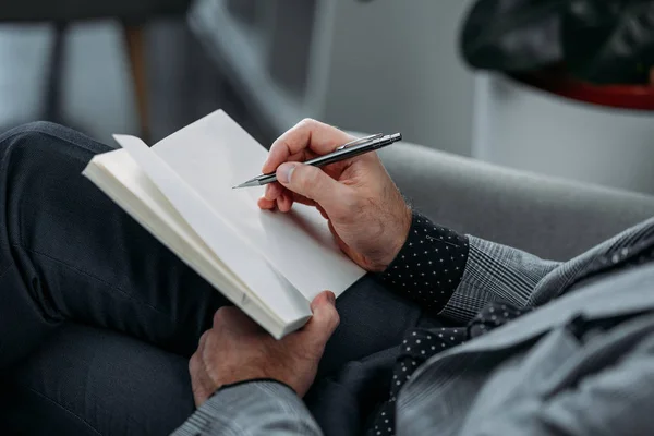 Empresário tomar notas no caderno — Fotografia de Stock