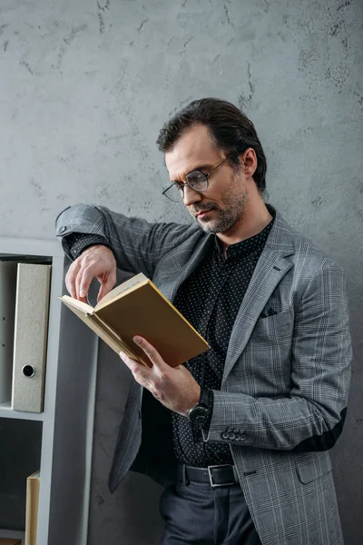 Geschäftsmann liest Buch — Stockfoto