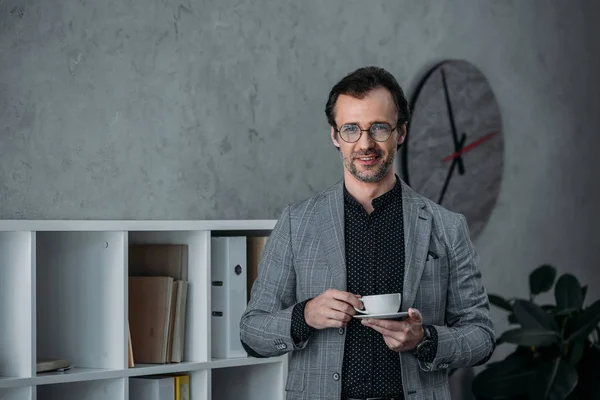 Businessman drinking coffee — Stock Photo