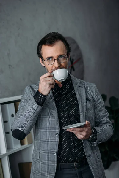 Businessman drinking coffee — Stock Photo