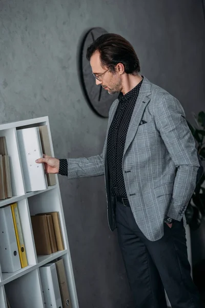 Businessman holding folder — Stock Photo