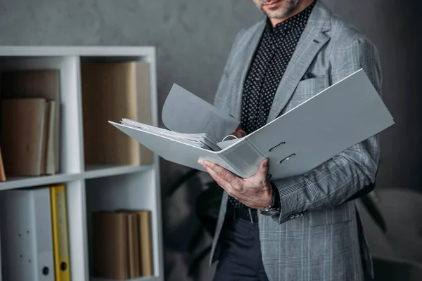 Businessman working with papers — Stock Photo