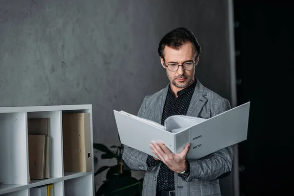 Businessman working with papers — Stock Photo