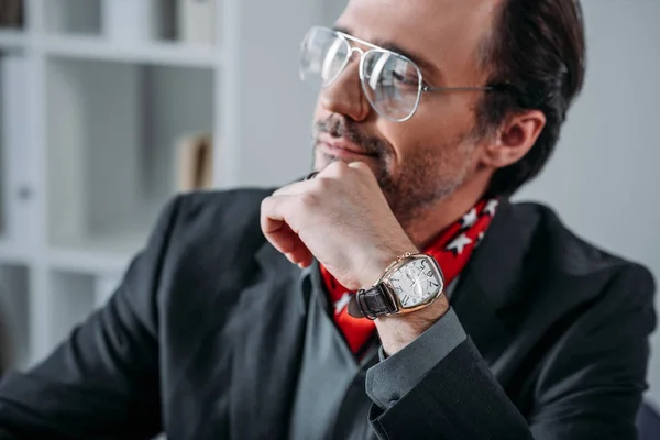 Hombre de negocios con la mano en la barbilla - foto de stock