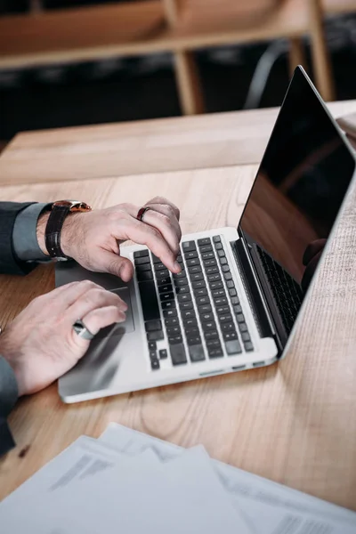 Homme d'affaires utilisant un ordinateur portable — Photo de stock