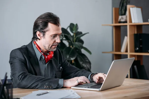 Homem de negócios usando laptop — Fotografia de Stock