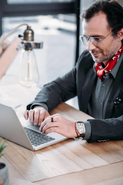 Homme d'affaires utilisant un ordinateur portable — Photo de stock