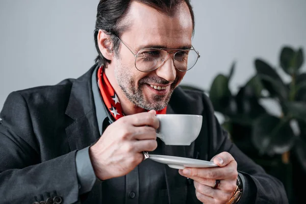 Бізнесмен, пити каву — стокове фото