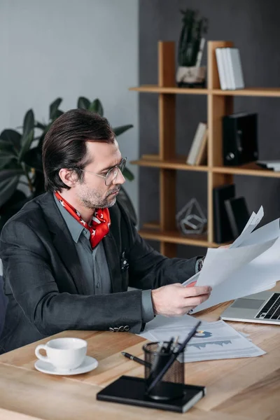 Businessman working with papers — Stock Photo