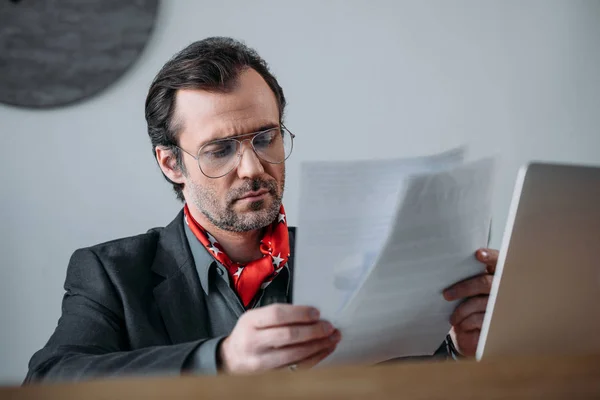 Empresario trabajando con papeles - foto de stock