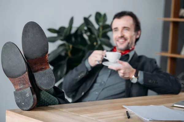 Businessman drinking coffee — Stock Photo