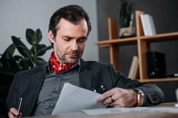 Businessman working with papers — Stock Photo