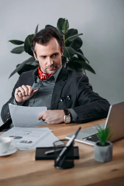 Homem de negócios usando laptop — Fotografia de Stock