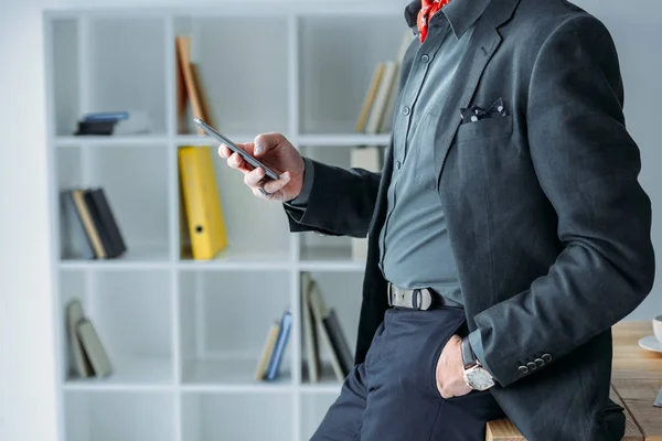 Homem de negócios usando smartphone — Fotografia de Stock