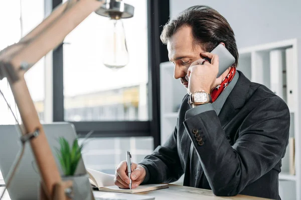 Uomo d'affari utilizzando smartphone — Foto stock