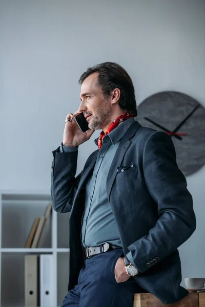 Geschäftsmann mit Smartphone — Stockfoto