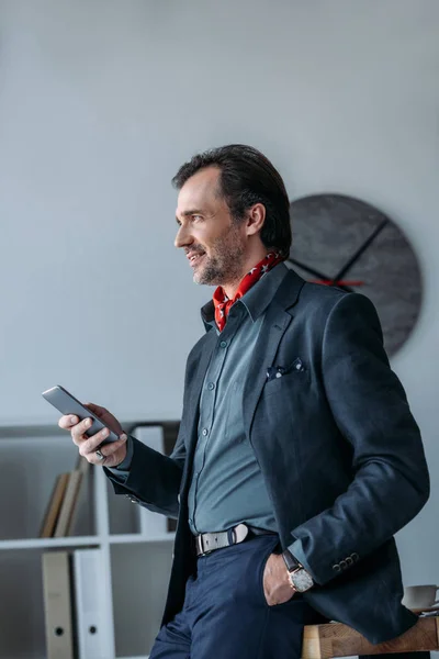 Businessman using smartphone — Stock Photo