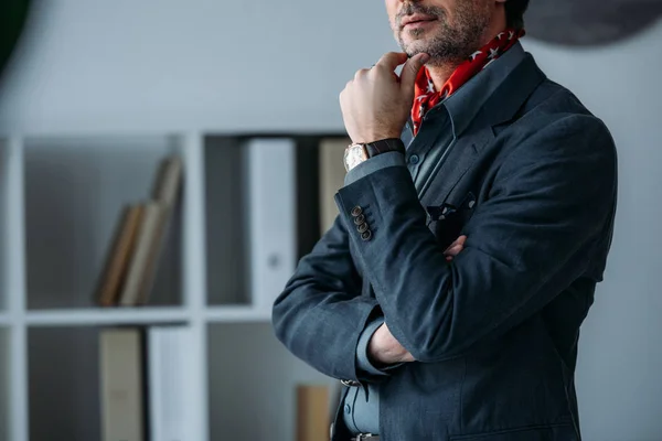 Hombre de negocios con la mano en la barbilla - foto de stock