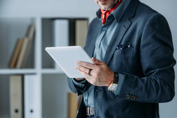 Uomo d'affari che utilizza tablet digitale — Foto stock