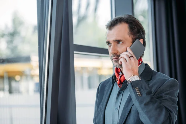 Homme d'affaires utilisant un smartphone — Stock Photo