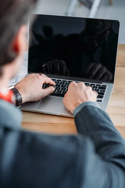 Homme d'affaires utilisant un ordinateur portable — Photo de stock