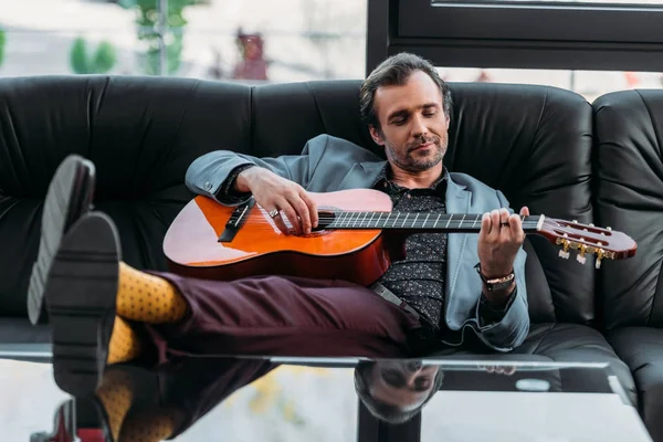 Hombre con estilo tocando la guitarra - foto de stock