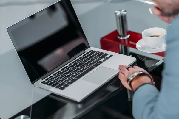 Uomo d'affari che utilizza laptop — Foto stock