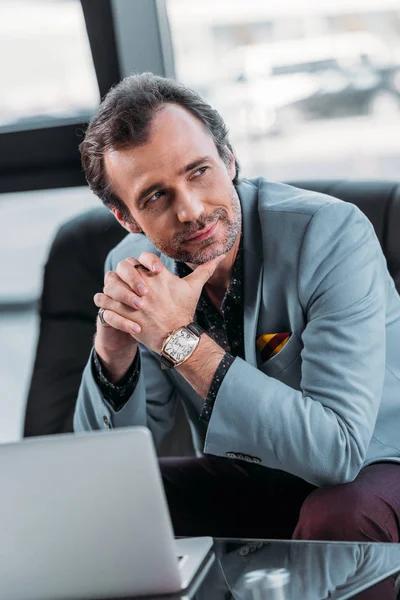 Businessman using laptop — Stock Photo