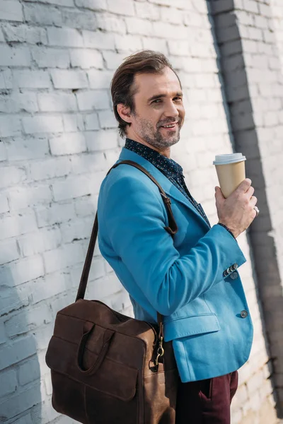 Homem elegante com café para ir — Fotografia de Stock