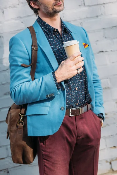Стильний чоловік з кавою, щоб піти — стокове фото