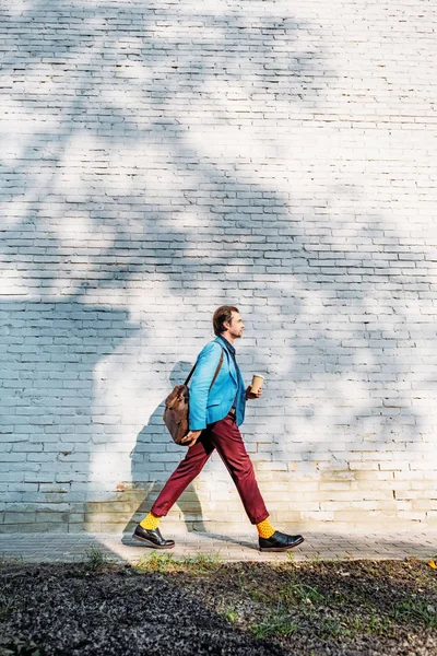 Homem elegante com café para ir — Fotografia de Stock