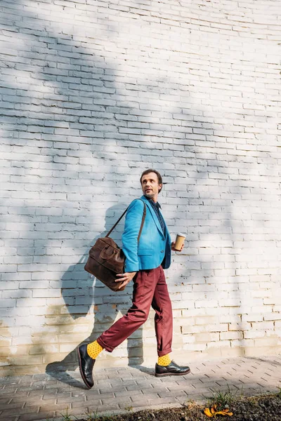 Homme élégant avec café à emporter — Photo de stock