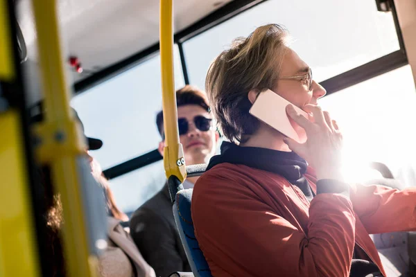 Людина використовує смартфон в автобусі — стокове фото