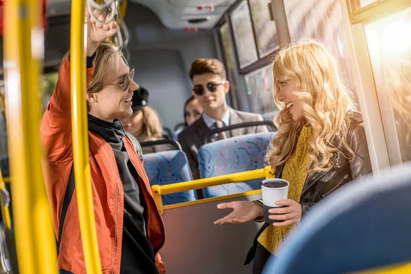 Sonriente pareja en autobús - foto de stock