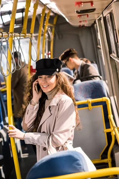 Chica usando smartphone en autobús - foto de stock