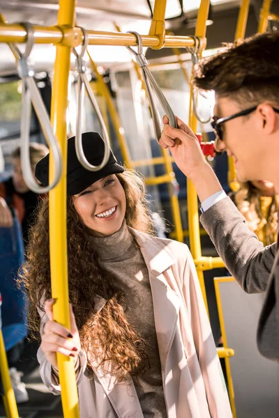 Sorrindo casal em ônibus — Fotografia de Stock