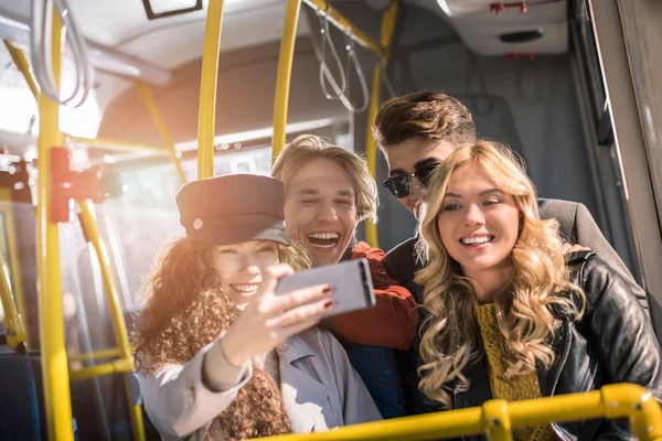 Amici prendendo selfie in autobus — Foto stock