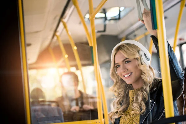Дівчина слухає музику в автобусі — стокове фото