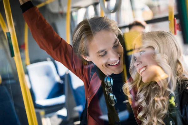 Feliz jovem casal em ônibus — Fotografia de Stock